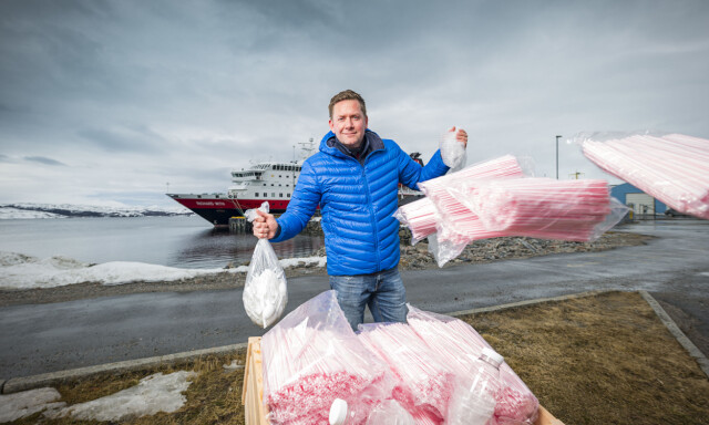 image: Hurtigruten tok gjestene med på strandrydding. Da begynte telefonene å ringe fra hele verden